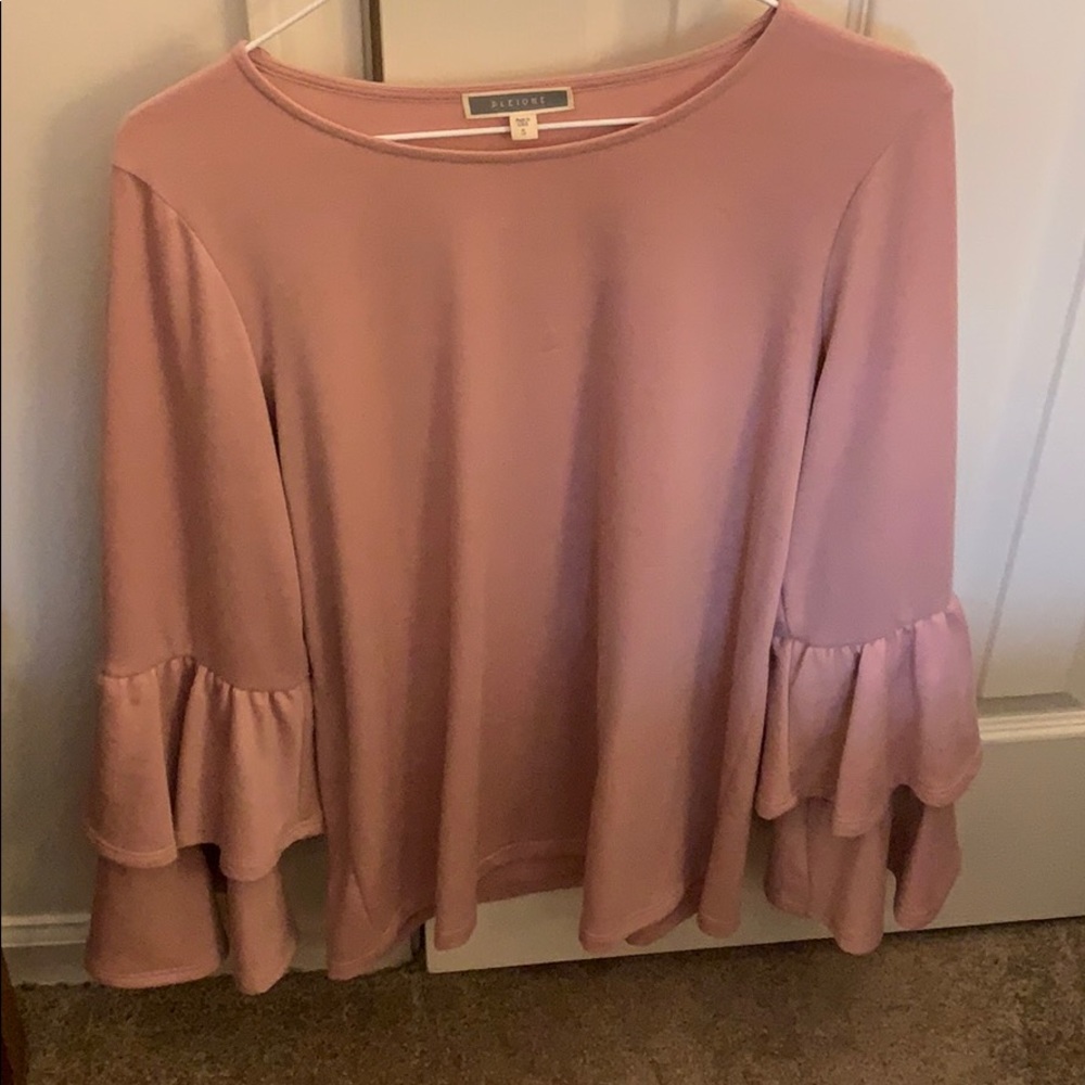 Blush pink long sleeve blouse! Fun and flirty💞